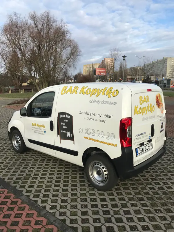Białe auto Baru Kopytko