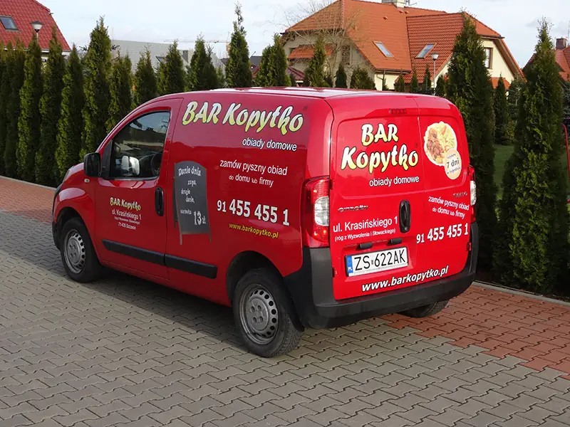 Czerwone auto Baru Kopytko z tyłu