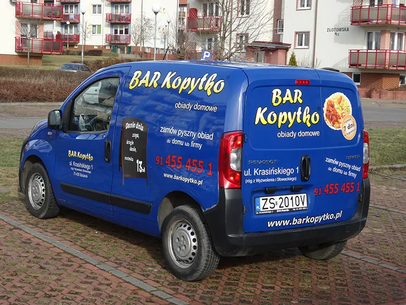 Niebieskie auto Baru Kopytko na parkingu