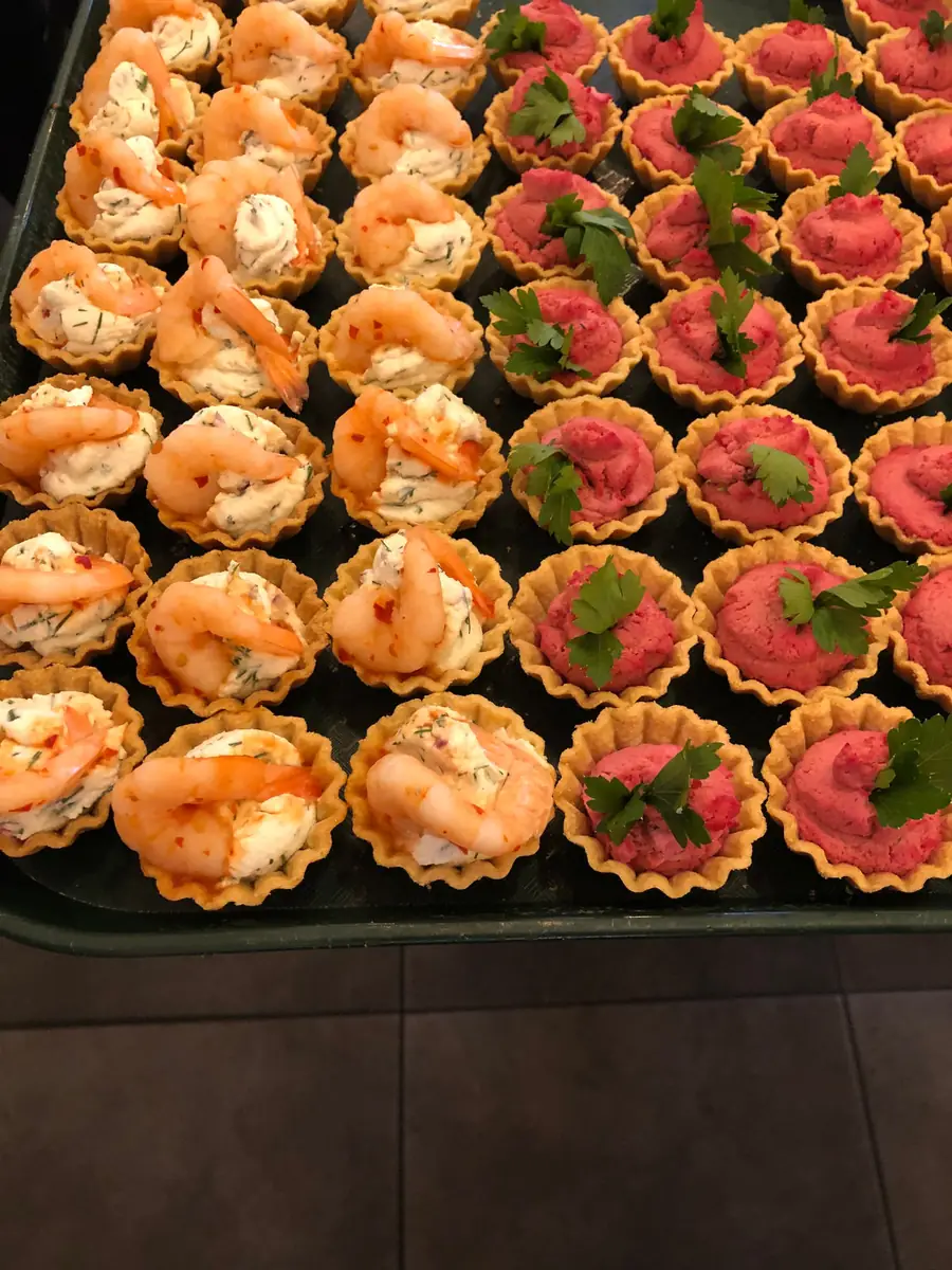 Tartaletki z łososiem i owoce na paterach