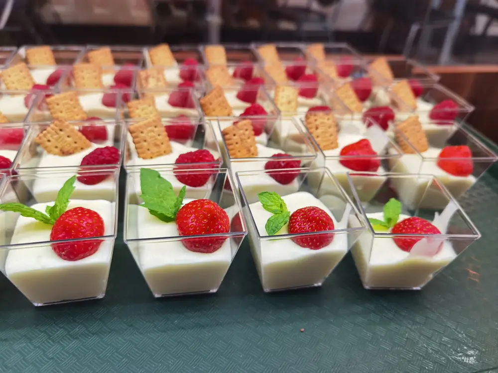 Panna cotta z truskawką i miętą w kubeczkach