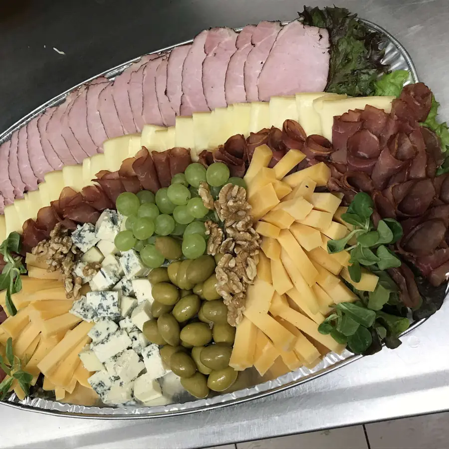 Półmisek z wrapami, wędliną i pomidorkami z naszego cateringu