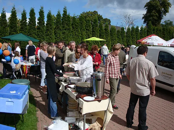 Goście przy stołach z naszym cateringiem na imprezie plenerowej