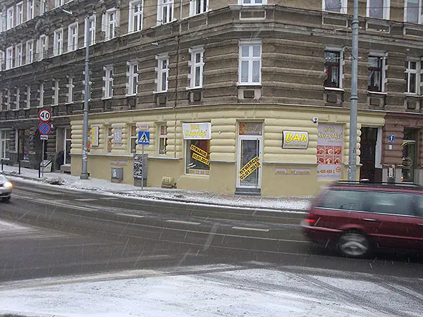 Narożna kamienica przy Krasińskiego 1 z naszym szyldem, zimą