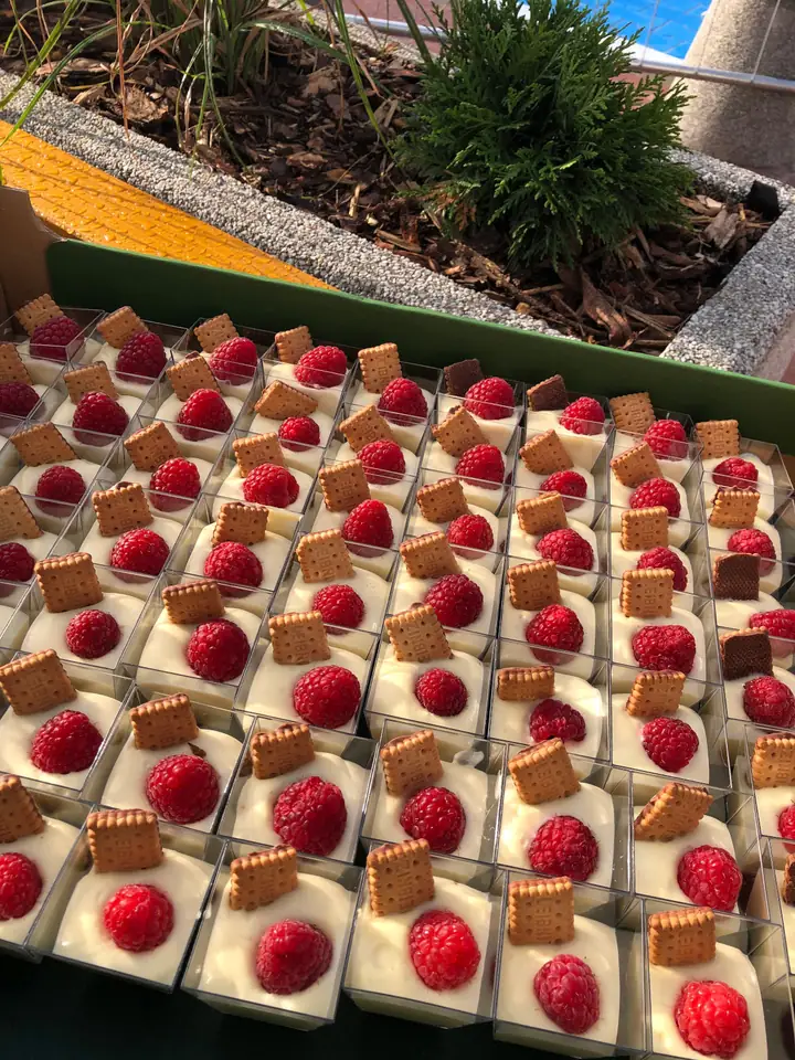 Rzędy deserów z malinami na bufecie