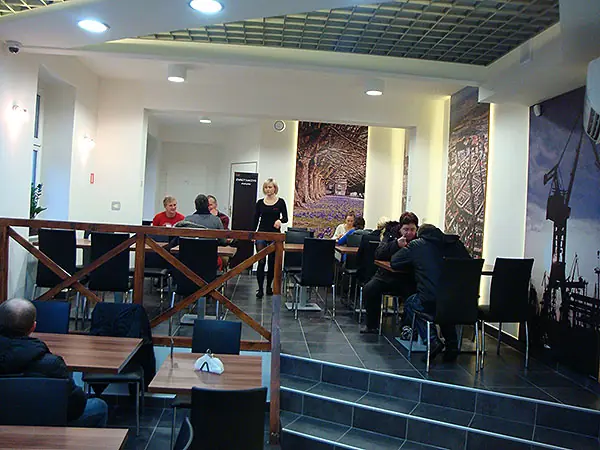 Sala z balustradą i schodami na podest