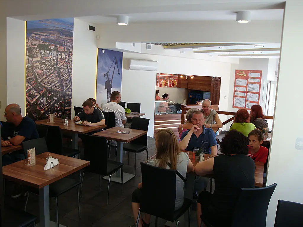 Sala z fototapetą Szczecina z lotu ptaka i stolikami